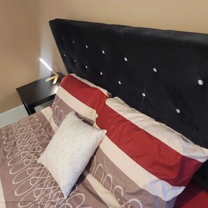 3 habitaciones, escritorio, tabla de planchar con plancha y wifi gratis