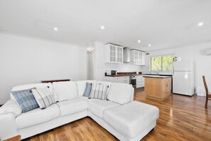 Smart TV - Stylish Apartment Overlooking Majestic Tree Lined Park, 5 Mins Walk to Zoo (South Perth)