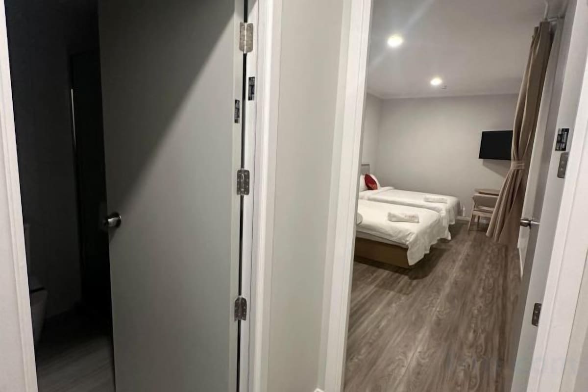 In-room safe, soundproofing, free WiFi, bed sheets
