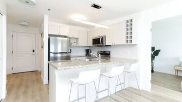 Réfrigérateur, micro-ondes, four, plaque de cuisson