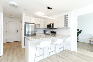 Fridge, microwave, oven, stovetop - 2 Bed + DEN 2 Bath Downtown Kelowna (Kelowna)