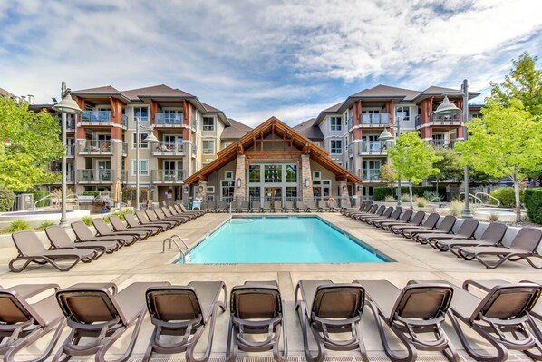 Outdoor pool, a heated pool - 2 Bed + DEN 2 Bath Downtown Kelowna (Kelowna)