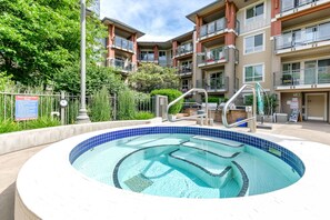 Outdoor spa tub - 2 Bed + DEN 2 Bath Downtown Kelowna (Kelowna)