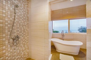 Studio suite, uitzicht op zee | Badkamer | Een douche, gratis toiletartikelen, een haardroger, pantoffels