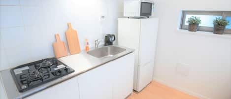 ซูพีเรียอพาร์ทเมนท์ | ครัวส่วนตัว | ตู้เย็น, ไมโครเวฟ, เตาประกอบอาหาร, กาต้มน้ำไฟฟ้า