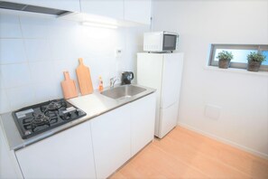 Refrigerador, microondas, placa de cocina, tetera/pava eléctrica