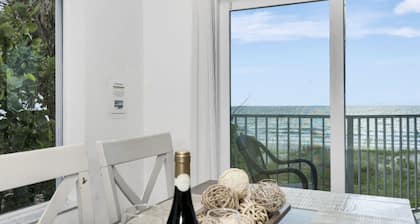 Beach Heaven! Right-on-the-Ocean Balcony, Sleeps 8, with Pool!
