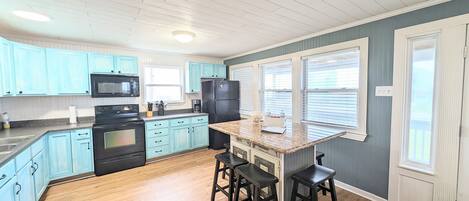 Kylskåp, mikrovågsugn, ugn och spishäll