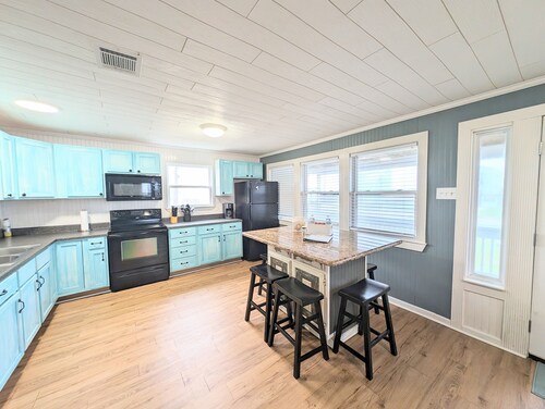 Cozy Cottage “Anchors Away”