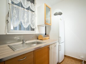 Mikrobølgeovn, oppvaskmaskin og høy barnestol