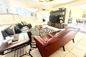 Smart TV, libros y oficina 