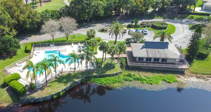 Magnolias on Cobblestone – Stylish Pet Friendly Retreat w/ Private Lanai, Pool Access & Smart TVs!