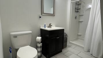 Asciugacapelli, asciugamani, sapone, carta igienica