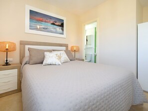 2 habitaciones, tabla de planchar con plancha y cuna de viaje