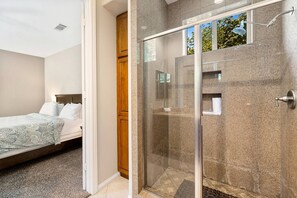 Dusche, Whirlpool, Haartrockner, Bidet