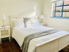 1 makuuhuone, työpöytä, silitysrauta/-lauta, vauvan matkasänky