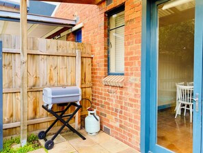 Terrace/patio - Bay Rd | Kids & Pet Friendly | Free Parking (Cheltenham)