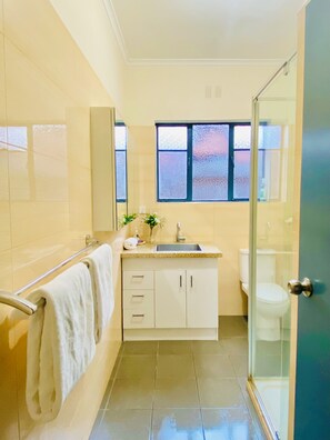 Hair dryer, towels, soap, shampoo - Bay Rd | Kids & Pet Friendly | Free Parking (Cheltenham)