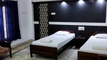 Executive-Zimmer | Laptopgeeigneter Arbeitsplatz, schallisolierte Zimmer, kostenloses WLAN