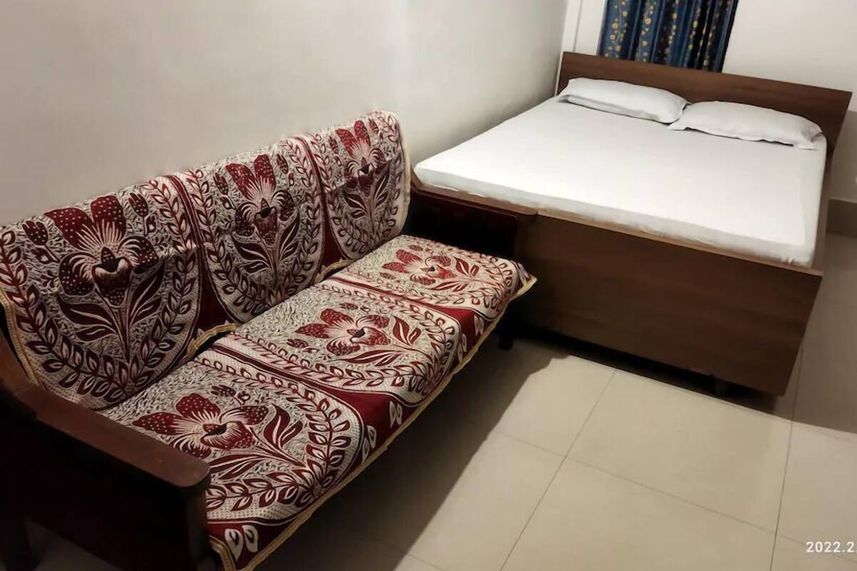 Una habitación con sofá y cama.