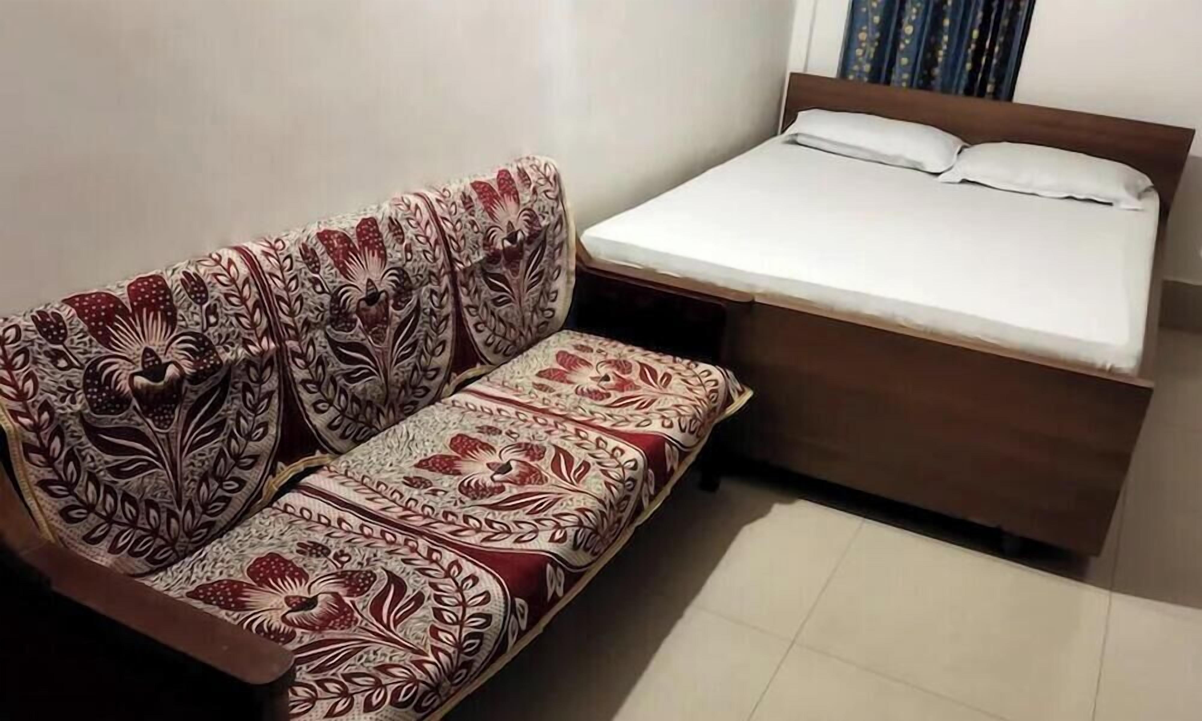 Ruang kerja ramah laptop, kedap suara, Wi-Fi gratis, dan seprai linen