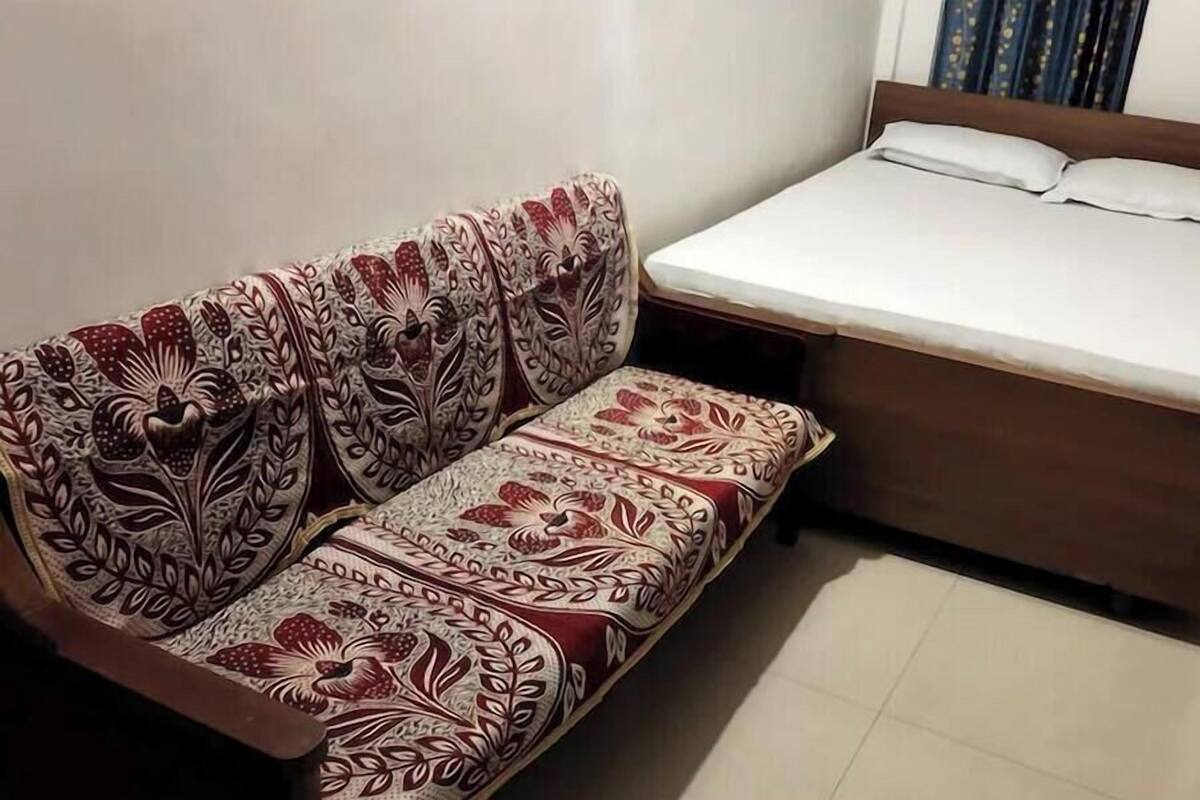 Una habitación con un sofá y una cama.