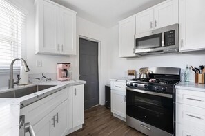 Kylskåp, mikrovågsugn, ugn och spishäll