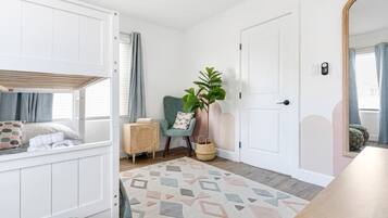 3 bedrooms, desk, iron/ironing board, free WiFi