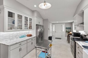 冷蔵庫、電子レンジ、オーブン、コンロ