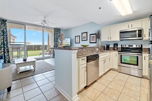 Réfrigérateur, four à micro-ondes, un four, surface de cuisson