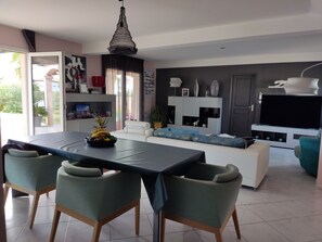 Interior - Villa pool south of France near the sea (Saint-Gilles)