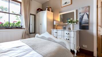 Apartment | 2 bedrooms, hypo-allergenic bedding, free WiFi