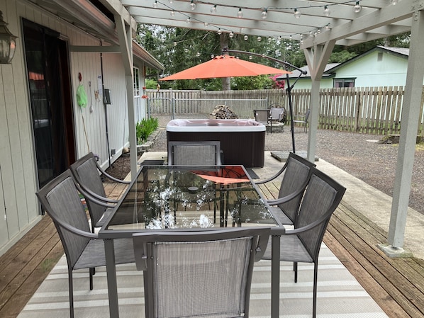Outdoor dining - Surrounded by trees, this 3-bedroom, fully stocked retreat sleeps 8. (Forks)