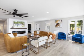 Smart TV, video games - Luxury Lookout –Game Room & Fire Pit (Sunrise Beach)