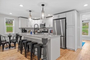 Fridge, microwave, oven, stovetop - Little Italy Hilltop Cottage (Custer)