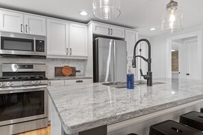 Fridge, microwave, oven, stovetop - Little Italy Hilltop Cottage (Custer)