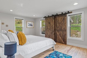 4 bedrooms, iron/ironing board, travel crib, free WiFi - Little Italy Hilltop Cottage (Custer)