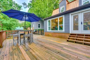 Outdoor dining - Lakefront Arkansas Abode - Deck, Grill & Fire Pit (Scranton)
