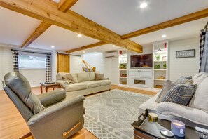 TV - Lakefront Arkansas Abode - Deck, Grill & Fire Pit (Scranton)