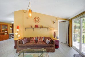 Televisión, chimenea y libros