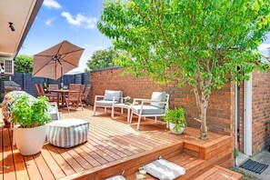 Outdoor dining - Whole house opposite the foreshore for people seeking a great stay in Mornington (Mornington)