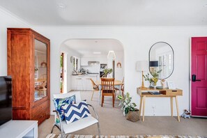 Living area - Whole house opposite the foreshore for people seeking a great stay in Mornington (Mornington)