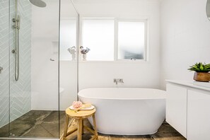 Shower, hair dryer, towels, soap - Whole house opposite the foreshore for people seeking a great stay in Mornington (Mornington)
