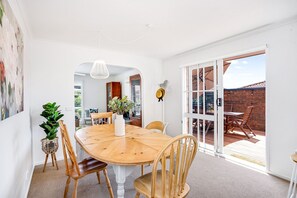 Dining - Whole house opposite the foreshore for people seeking a great stay in Mornington (Mornington)