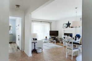 Televisión, chimenea y oficina 