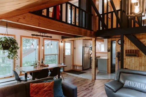 Charming Orford Family Retreat, Fireplace & Skiing