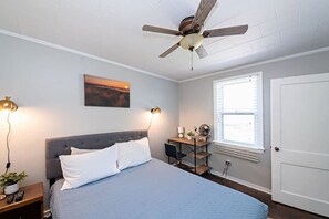 6 bedrooms, desk, WiFi