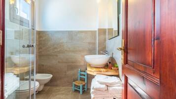 Dusche, Haartrockner, Bidet, Handtücher