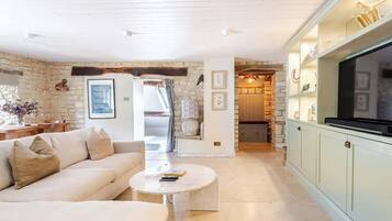 Smart-TV, Bücher, Stereoanlage, Arbeitsbereiche