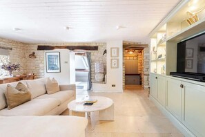 Smart TV, books, stereo, offices - The Dovetail - Cotswold Living (Birdlip)